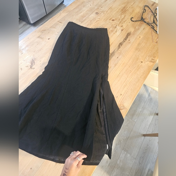 Theia Maxi Mermaid Skirt with Slit - Picture 5 of 10